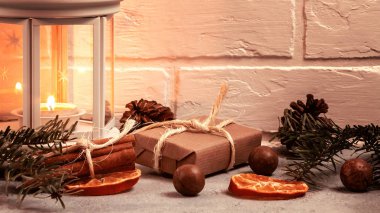 Noel kompozisyon - yanan mum ve geleneksel süseşyaları ile fener