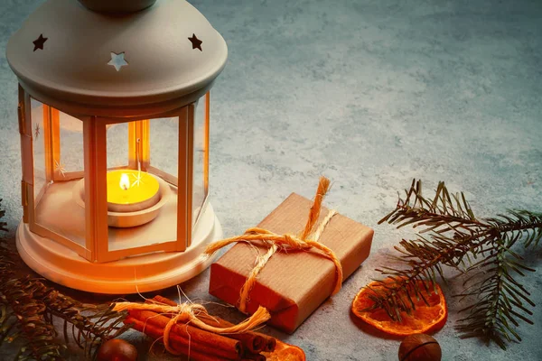 Kerst samenstelling-lantaarn met brandende kaars en traditionele ornamenten — Stockfoto