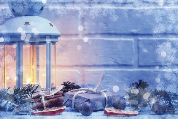 Kerst samenstelling-lantaarn met brandende kaars en traditionele ornamenten — Stockfoto