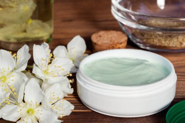 Doğal bitki maddeleri, yağlar ve otlar, koyu ahşap arka plan üzerinde yasemin çiçekleri yapılan krem Kavanoz - organik kozmetik kavramının hazırlanması, yakın