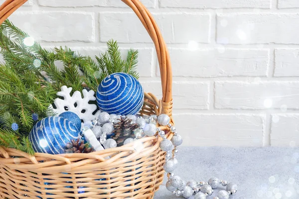 K Vánocům s ozdobným pozadím s dekoracemi a jedle na světlým pozadí s prostorem pro text — Stock fotografie