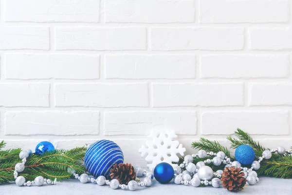 Vánoční složení-dekorace a jedle na světlým pozadí s prostorem pro text — Stock fotografie