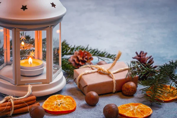 Kerst samenstelling-lantaarn met brandende kaars en traditionele ornamenten — Stockfoto