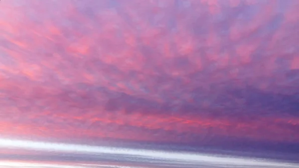 Pink cumulus clouds in the sky during sunset — Stock Photo, Image