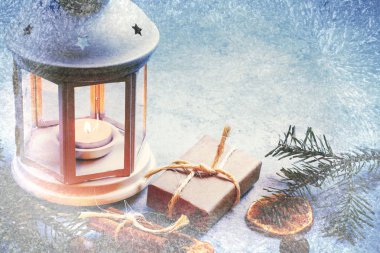 Noel kompozisyon - yanan mum ve geleneksel süseşyaları ile fener