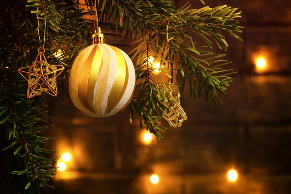 Composition de Noël, boule et autres décorations sur les branches d'un arbre de Noël sur un fond sombre avec des lumières — Photo