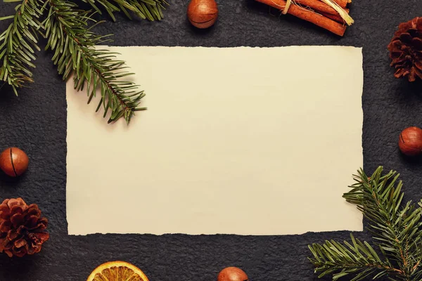 Composition de Noël, blanc pour carte de vœux ou autre design vieux papier avec une branche d'arbre de Noël et des décorations sur un fond sombre, plat, vue de dessus, espace de copie, lieu pour le texte — Photo