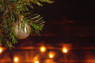 Noel kompozisyon, ışıklar ile karanlık bir arka plan üzerinde bir Noel ağacının dalları üzerinde top, kopya alanı, metin için yer