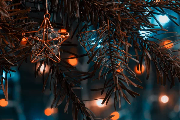 Composition de Noël, décorations sur les branches d'un arbre de Noël sur un fond sombre avec des lumières — Photo