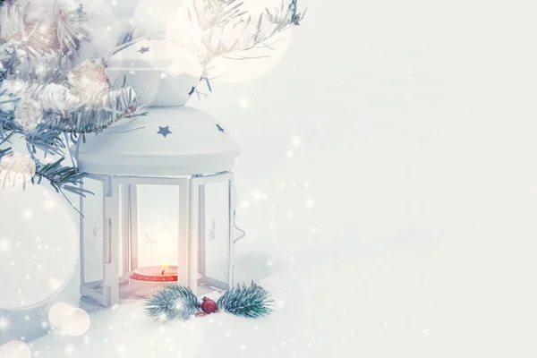 Composizione natalizia - una lanterna con una candela accesa e decorazioni sotto l'albero di Natale, spazio di copia, posto per testo — Foto Stock