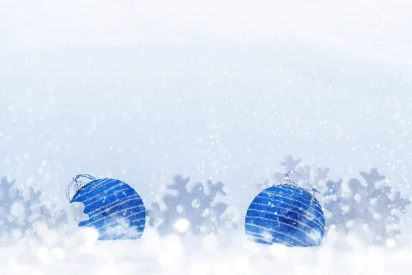 Karácsonyi összetétele a kék golyó és a hópelyhek a hóban-üres az üdvözlőlap vagy más design, hely a szöveg, másolási tér — Stock Fotó