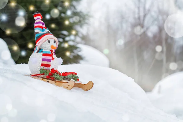 Boneco de neve desliza para baixo em um trenó - conceito de diversão de inverno e Natal, lugar para texto, espaço de cópia — Fotografia de Stock