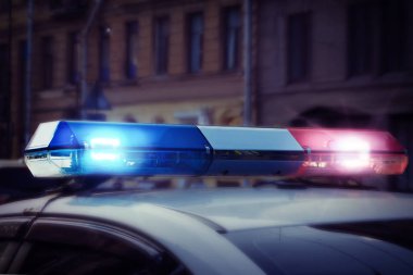 Bir trafik polis devriye arabasının çatısında kırmızı ve mavi sinyal ışıkları