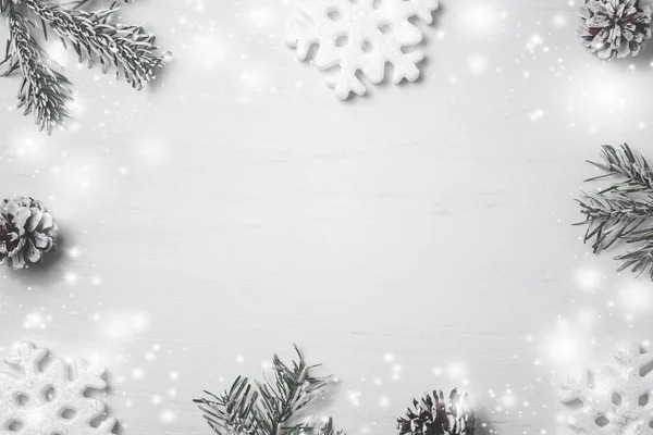 Ragyogó karácsonyi kompozíció, üres a design-hópelyhek, karácsonyfa ágak és kúpok, másolás tér, hely a szöveg, flatlay — Stock Fotó