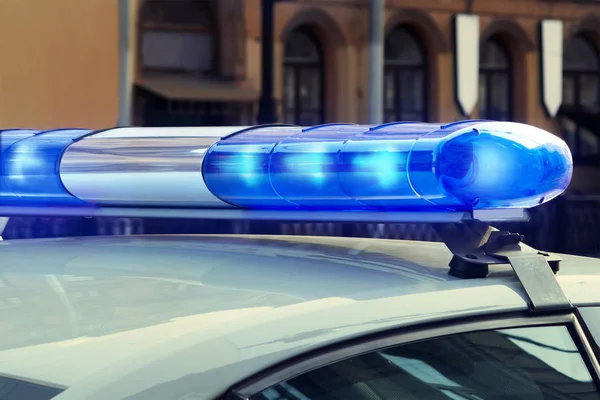 Синие сигнальные огни на крыше полицейской патрульной машины — стоковое фото
