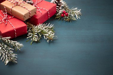 Noel kompozisyon, tasarım için boş - dokulu bir arka plan üzerinde hediyeler ve süslemeler, kopya alanı, metin için yer