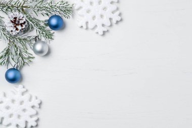 Parlak Noel kompozisyon, tasarım için boş - kar taneleri, Noel ağacı dalları ve konileri, kopya alanı, metin için yer, flatlay