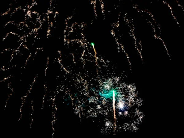 Flashes e faíscas de fogos de artifício isolados em fundo preto — Fotografia de Stock
