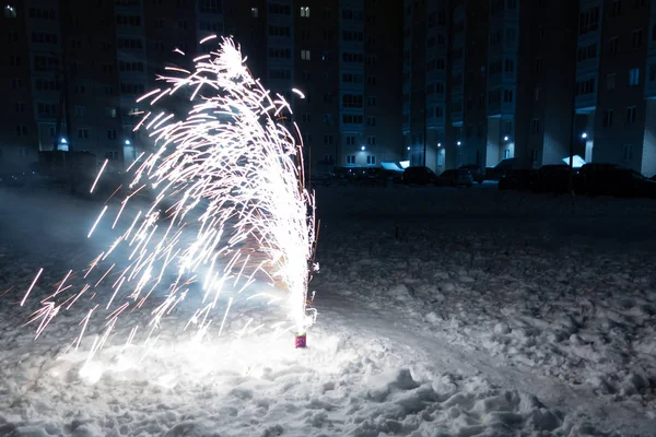Mini fogos de artifício queimando na neve em uma noite de inverno — Fotografia de Stock