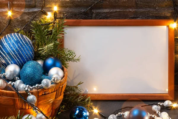 Vánoční skladba s dřevěným rámečkem, světly a dekoracemi v košíku, kopírovací místo, místo pro text — Stock fotografie