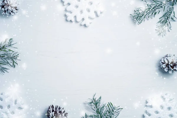 Jasny Boże Narodzenie kompozycji, puste dla projektu-płatki śniegu, gałęzie choinki i stożki, Kopiuj przestrzeń, miejsce na tekst, flatlay — Zdjęcie stockowe
