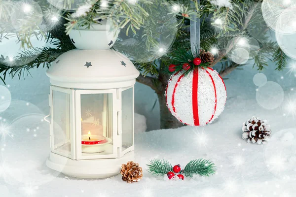Composición de Navidad - una linterna con una vela encendida y decoraciones bajo el árbol de Navidad — Foto de Stock