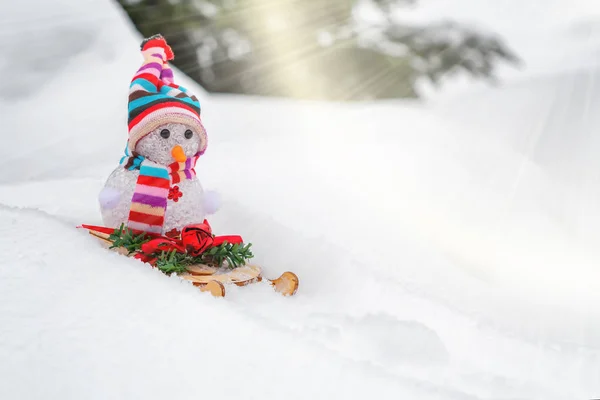 Boneco de neve desliza para baixo em um trenó - conceito de diversão de inverno e Natal, lugar para texto, espaço de cópia — Fotografia de Stock