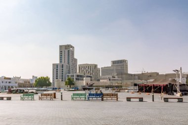 Doha, Katar - 20 Aralık 2018: şehir sokağı, modern mimari