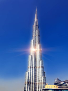 Dubai, Birleşik Arap Emirlikleri - 21 Aralık 2018: Mavi gökyüzünün arka planında Burç Halife Kulesi