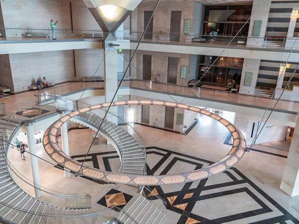 Doha, Katar - 20 Aralık 2018: İslam Eserleri Müzesi binasının iç ve dekorasyonu, lobideki merdivenler