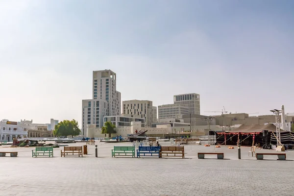 Doha, Katar - 20 Aralık 2018: şehir sokağı, modern mimari
