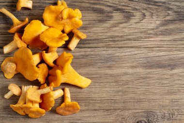 Eski ahşap bir masa üzerinde chanterelles Demet, metin için yer, kopya alanı