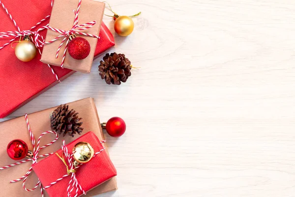 Préparation des fêtes - emballage cadeau en papier d'emballage rouge et beige — Photo