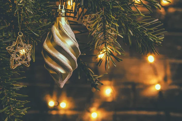 Composition de Noël, décorations sur les branches d'un arbre de Noël sur un fond sombre avec des lumières — Photo