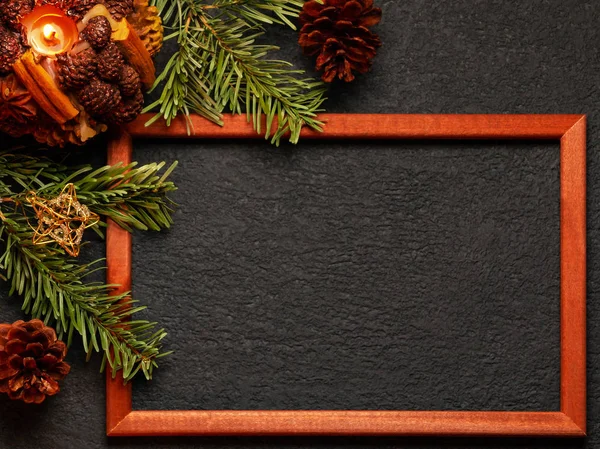 Vánoční skladba, prázdná pro přání nebo jiný design-vánoční větve s dřevěným rámečkem a dekoracemi na tmavém pozadí, plochá, vrcholová zobrazení, kopírovací prostor, místo pro text — Stock fotografie