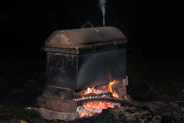 Gotowanie wędzonego mięsa w mobilnej wędzarni metalu na stosie — Zdjęcie stockowe