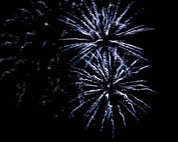Flash azul e faíscas de fogos de artifício isolados em fundo preto — Fotografia de Stock