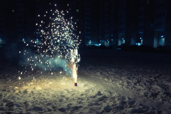 Mini fogos de artifício queimando na neve em uma noite de inverno — Fotografia de Stock