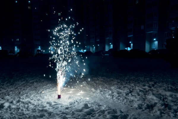 Mini fogos de artifício queimando na neve em uma noite de inverno — Fotografia de Stock