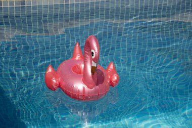 Yüzme havuzunda pembeleşen alevler.