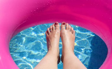 Kadın havuzda dinleniyor.