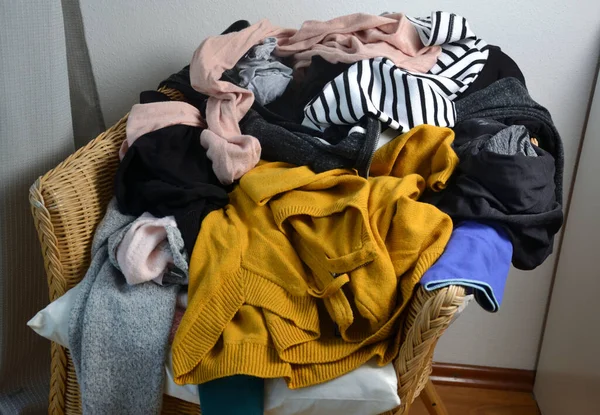 Pile Vêtements Sur Une Chaise Images De Stock Libres De Droits