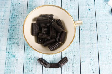 Biraz siyah meyan kökü şekeri.