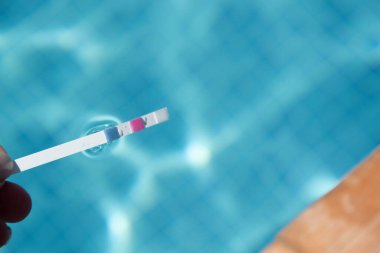 Özel bir yüzme havuzunun pH 'ını kontrol et.