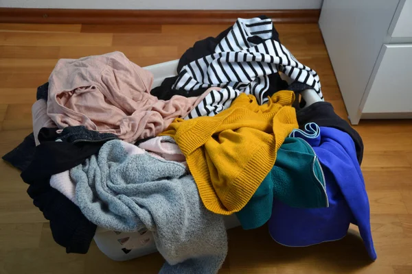 Koš Prádlo Plný Oblečení — Stock fotografie