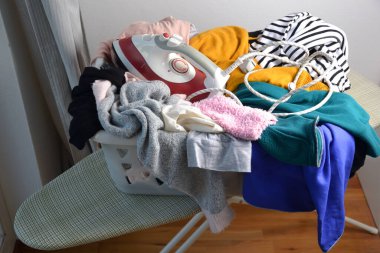 Elbise dolu bir çamaşır sepeti.