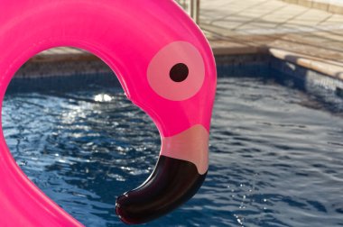 Yüzme havuzunda pembeleşen alevler.