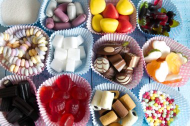 renkli şeker ve şeker