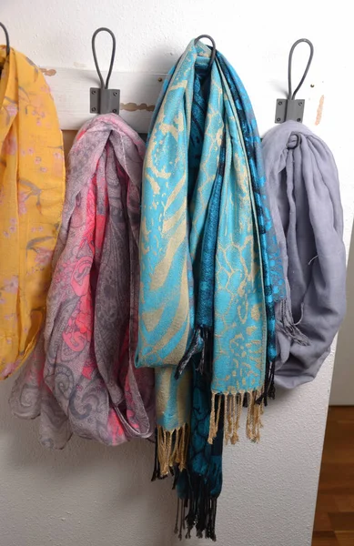 Foulards Colorés Sur Une Armoire — Photo