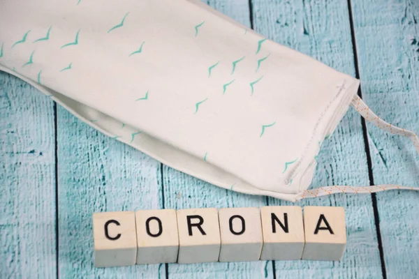 Corona Holzbuchstaben Auf Türkisfarbenem Hintergrund — Stockfoto